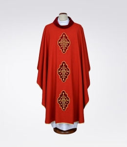 Ornat zdobiony haftem - czerwony