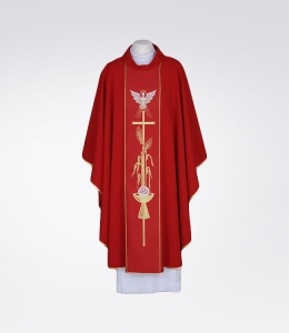 Ornat czerwony zdobiony haftem