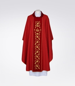 Ornat zdobiony bogatym haftem, wykonanym na aksamitnym pasie - czerwony