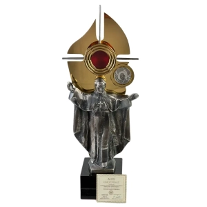 Relikwiarz z figurą Papieża Św. JP II ze srebrnym herbem i ziemią świetą. 37 cm