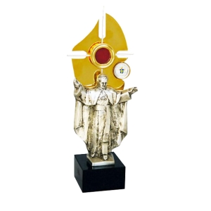 Relikwiarz z figurą Papieża Św. JP II ze srebrnym herbem i ziemią świetą. 37 cm